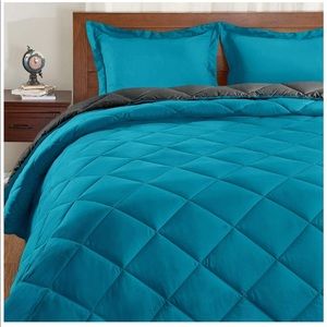 Set (Queen) Reversible Bed Comforter with 2 Pillow